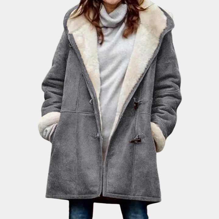 Grijze dames winterjas met capuchon, knopen en witte voering. Stijlvolle lange jas voor koude seizoenen. Perfect voor wintermode.